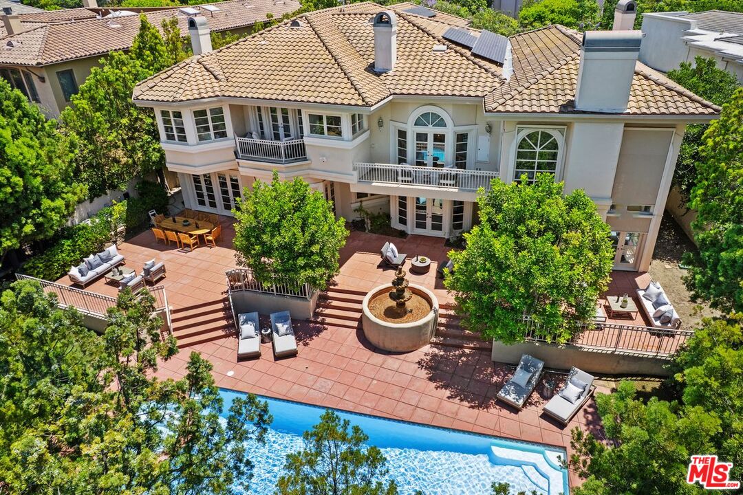 2293 Stratford Cir