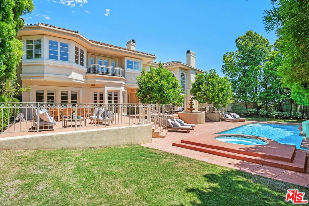 2293 Stratford Cir