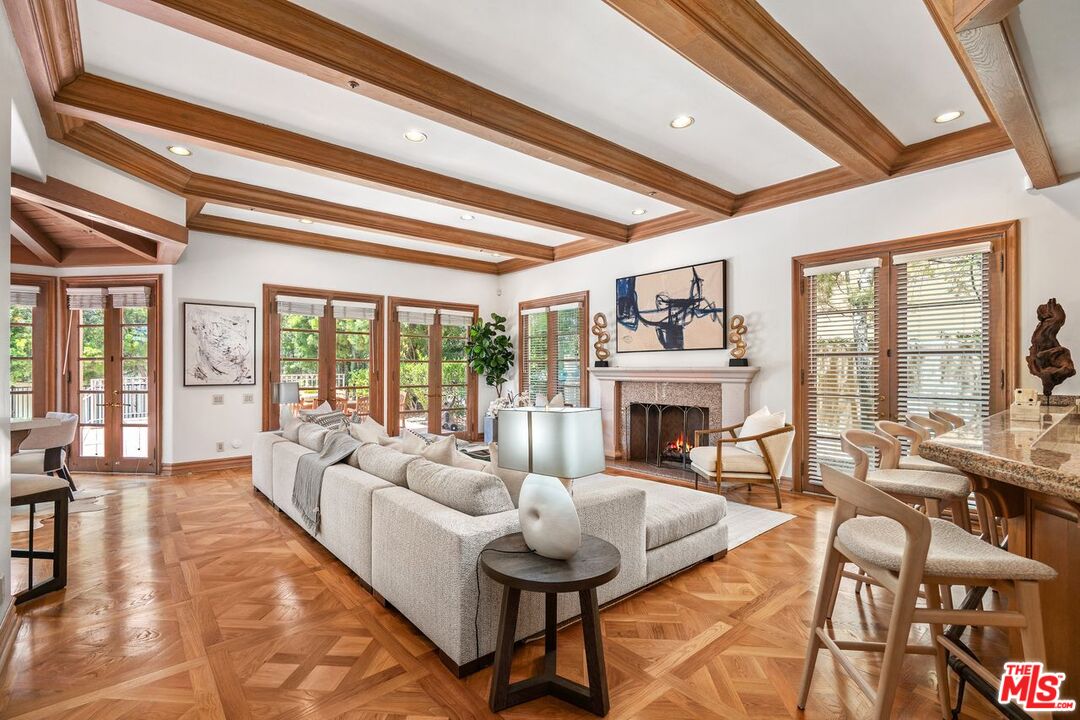 2293 Stratford Cir