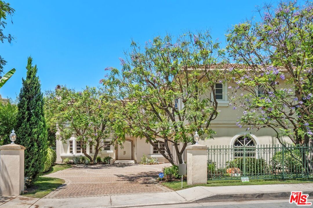 2293 Stratford Cir