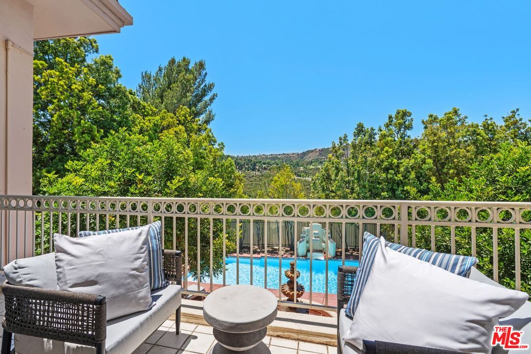 2293 Stratford Cir