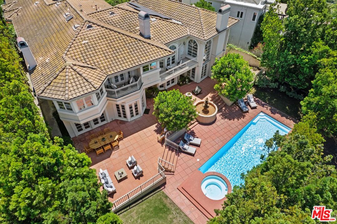 2293 Stratford Cir