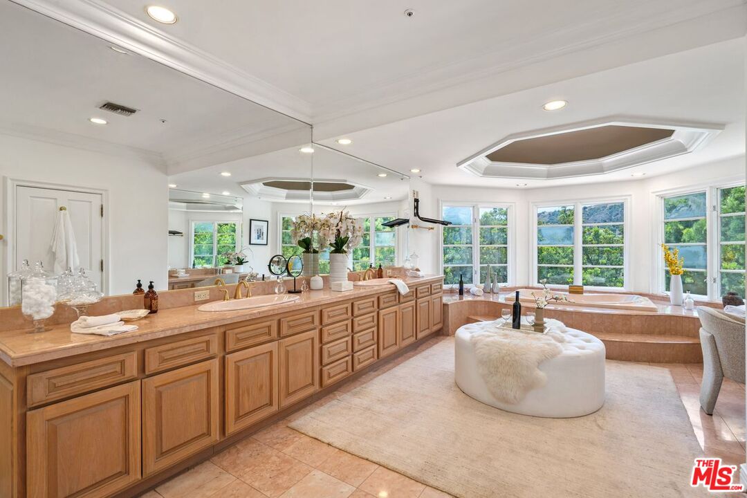 2293 Stratford Cir