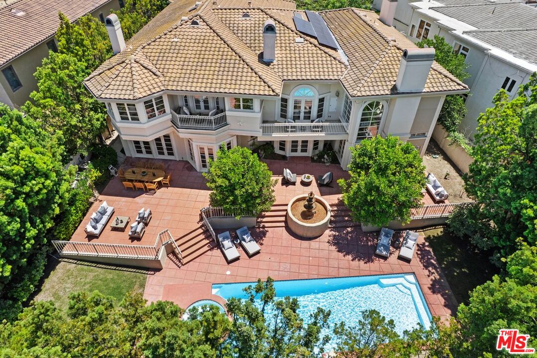 2293 Stratford Cir