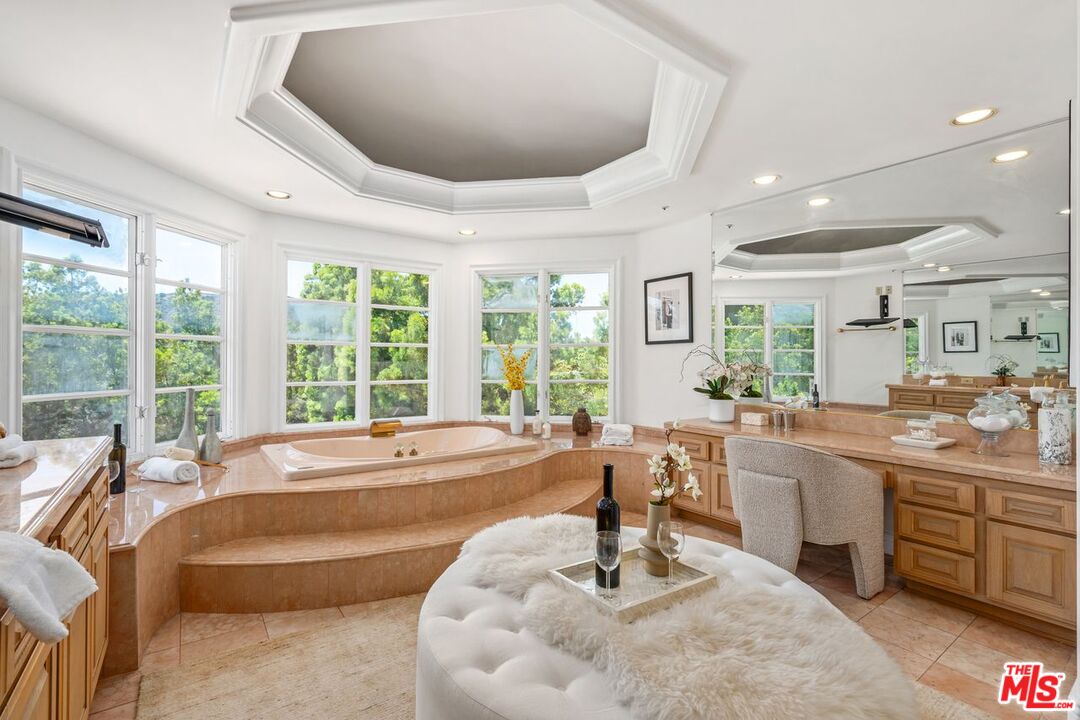 2293 Stratford Cir