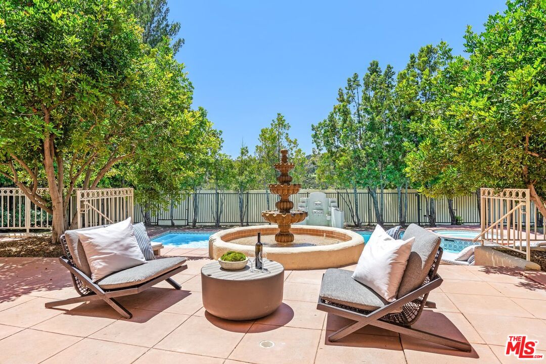 2293 Stratford Cir