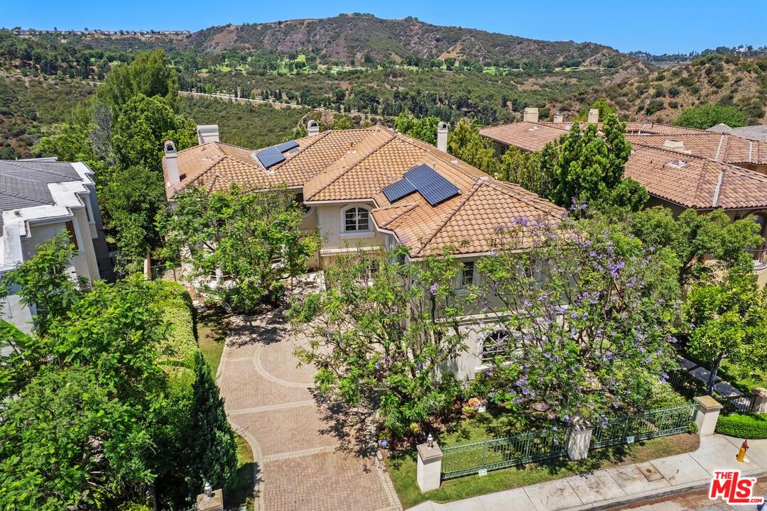 2293 Stratford Cir
