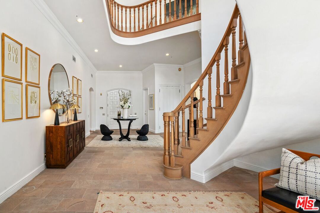 2293 Stratford Cir