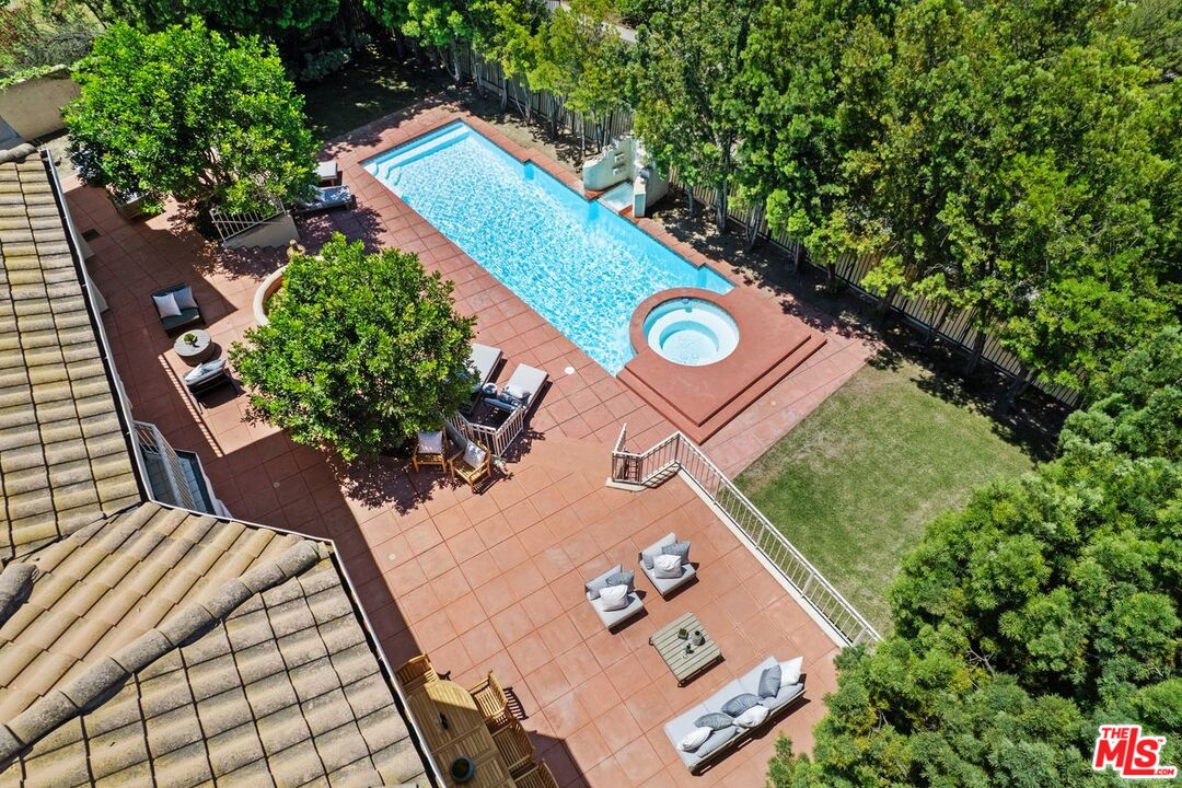 2293 Stratford Cir