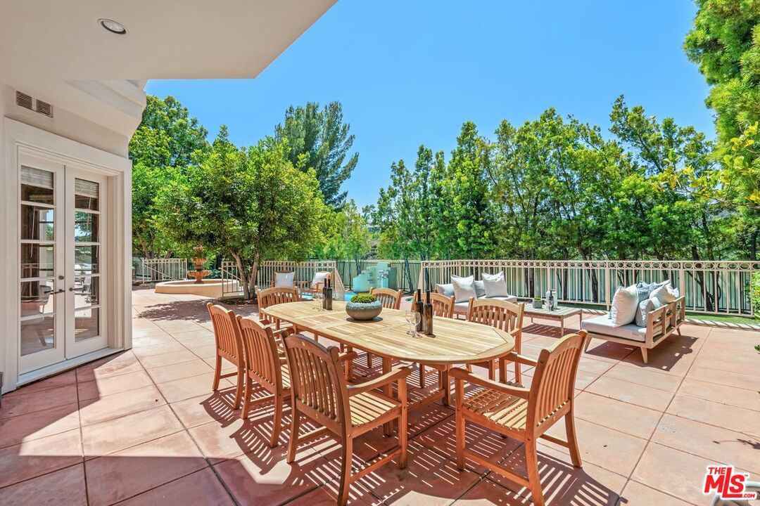 2293 Stratford Cir