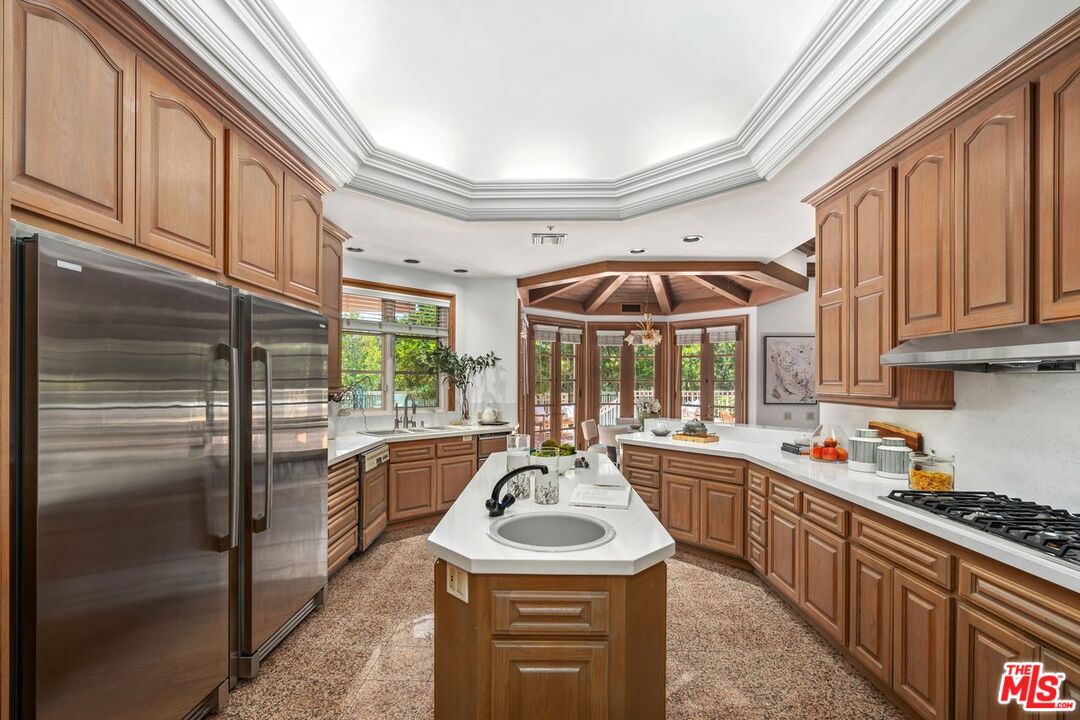 2293 Stratford Cir