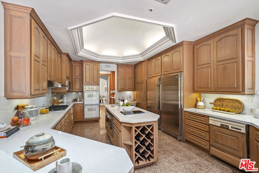 2293 Stratford Cir
