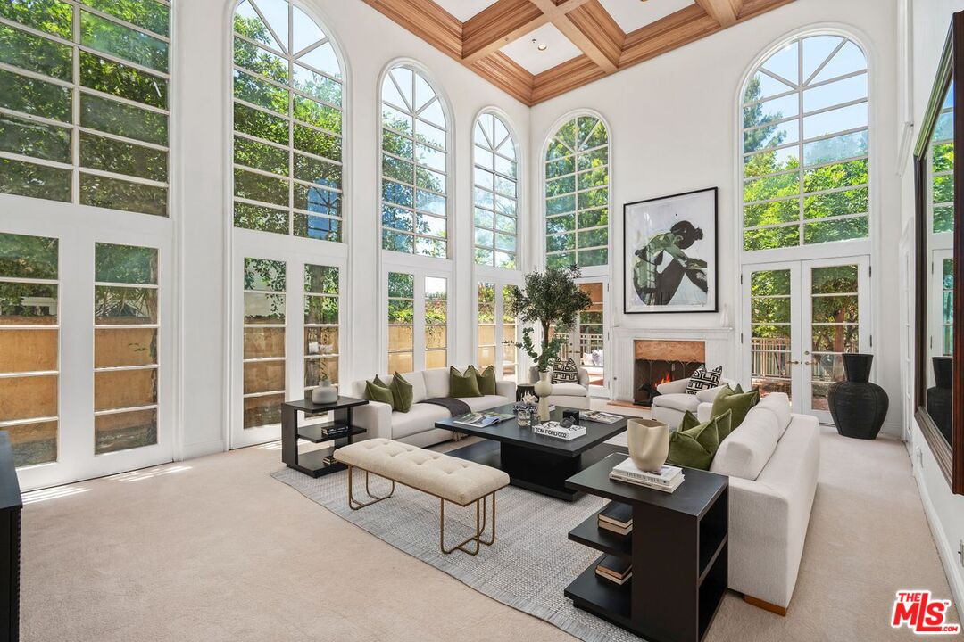 2293 Stratford Cir