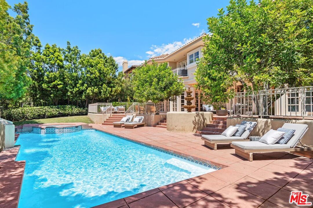 2293 Stratford Cir