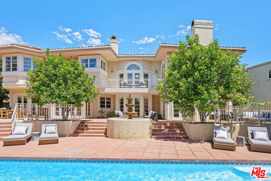 2293 Stratford Cir