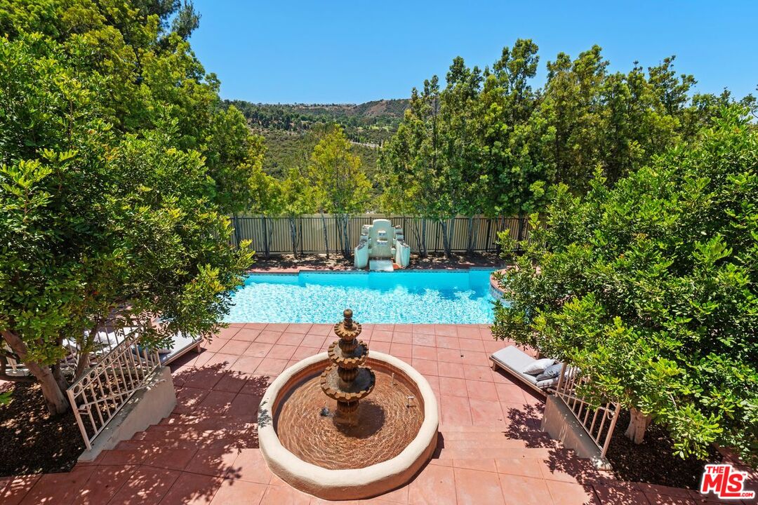 2293 Stratford Cir