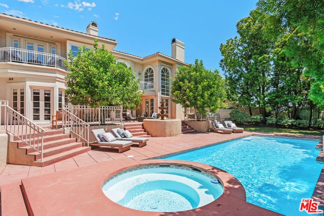 2293 Stratford Cir