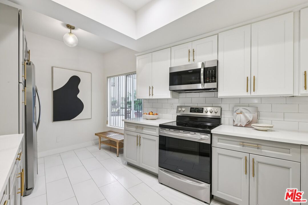 4242 Stansbury Ave Unit: 104