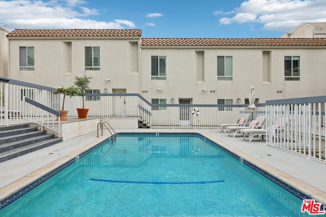 4242 Stansbury Ave Unit: 104