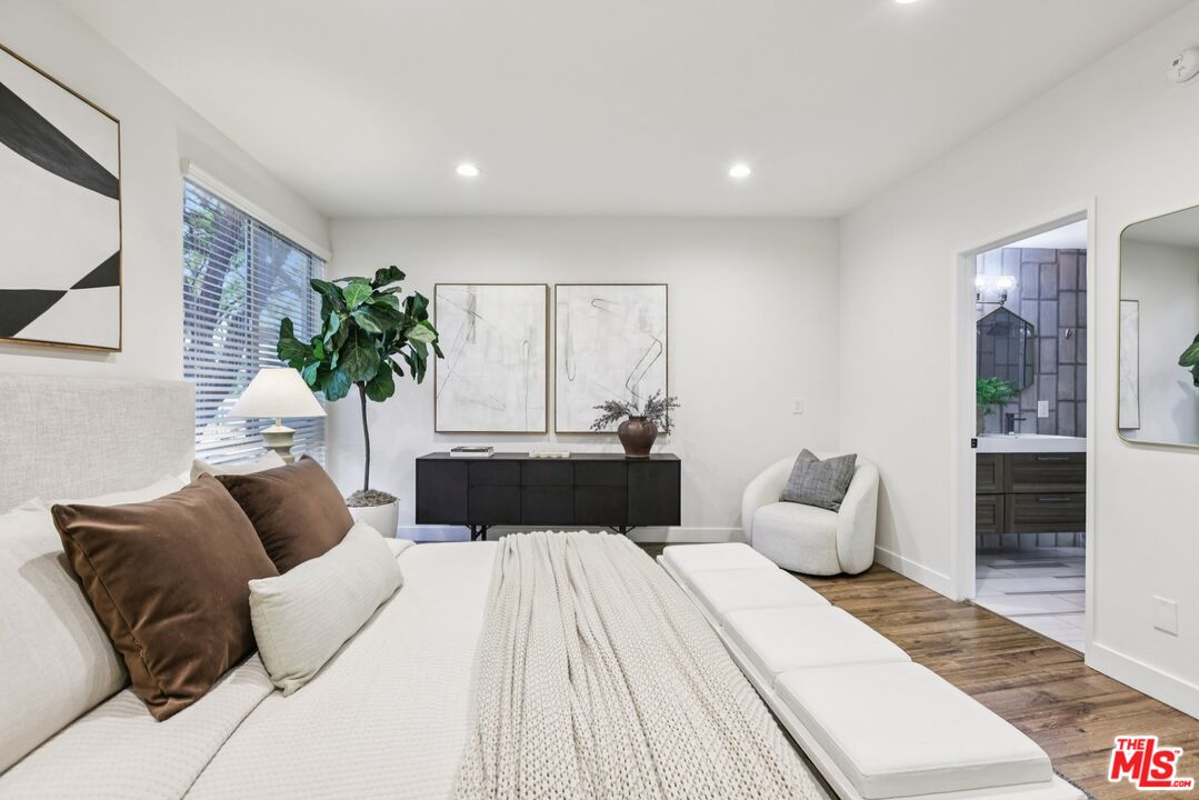 4242 Stansbury Ave Unit: 104