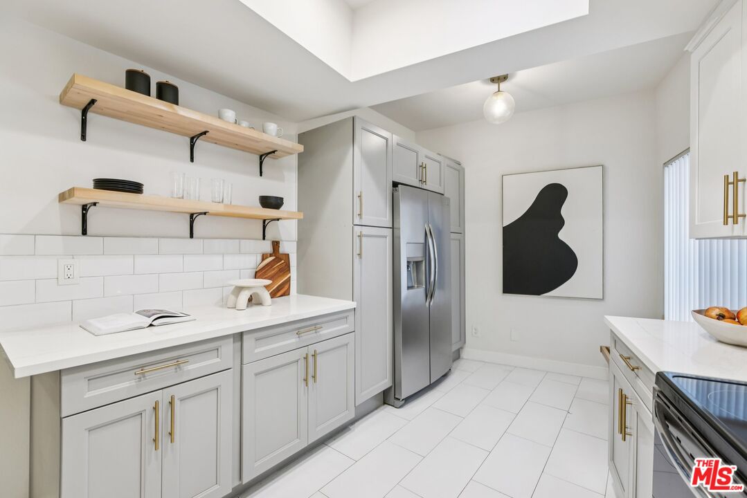 4242 Stansbury Ave Unit: 104