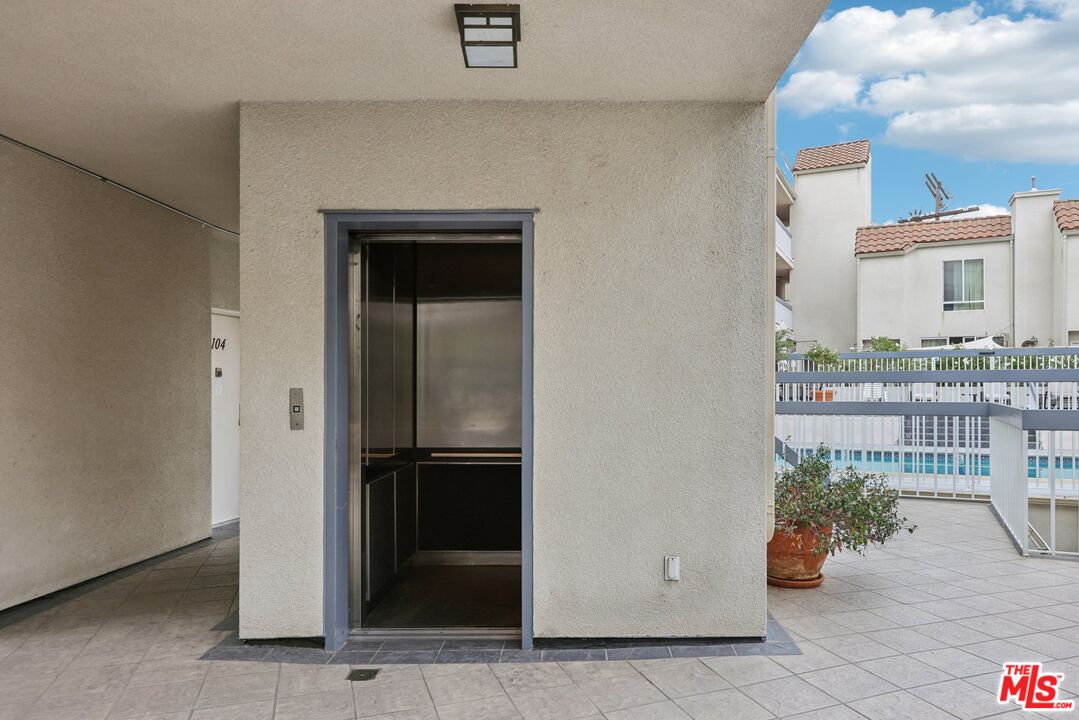 4242 Stansbury Ave Unit: 104