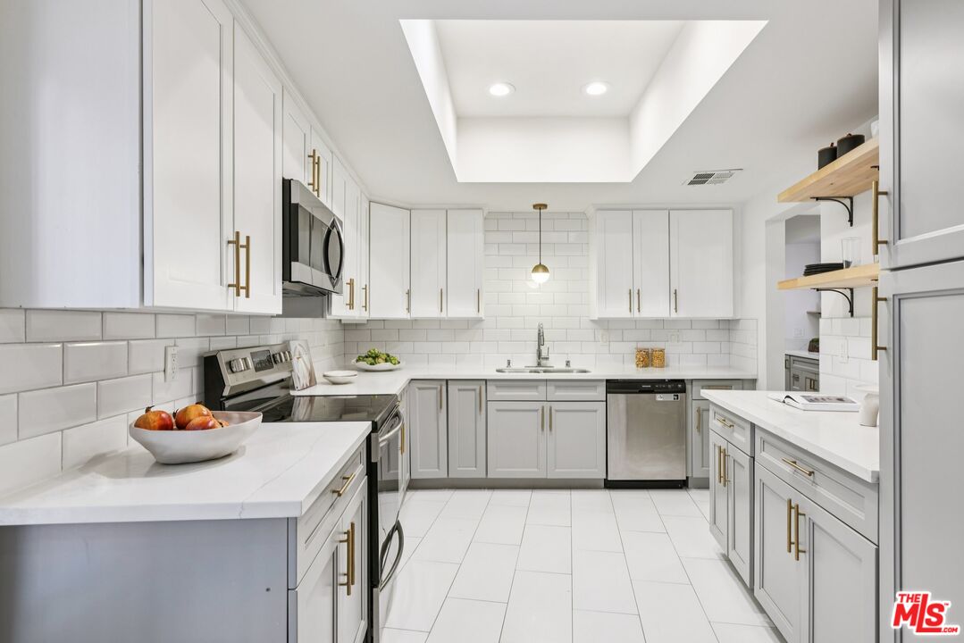 4242 Stansbury Ave Unit: 104