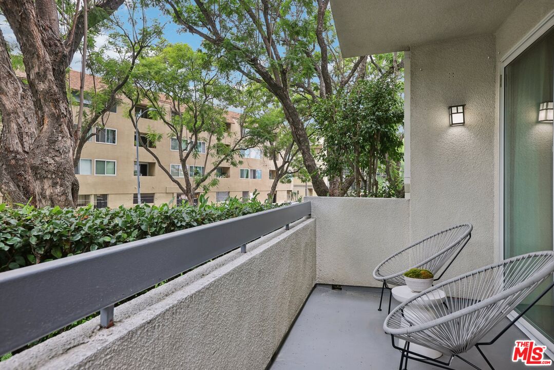 4242 Stansbury Ave Unit: 104