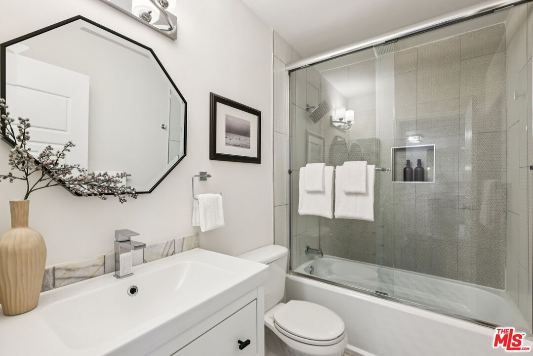 4242 Stansbury Ave Unit: 104