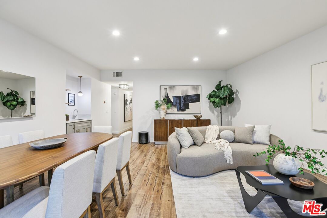 4242 Stansbury Ave Unit: 104