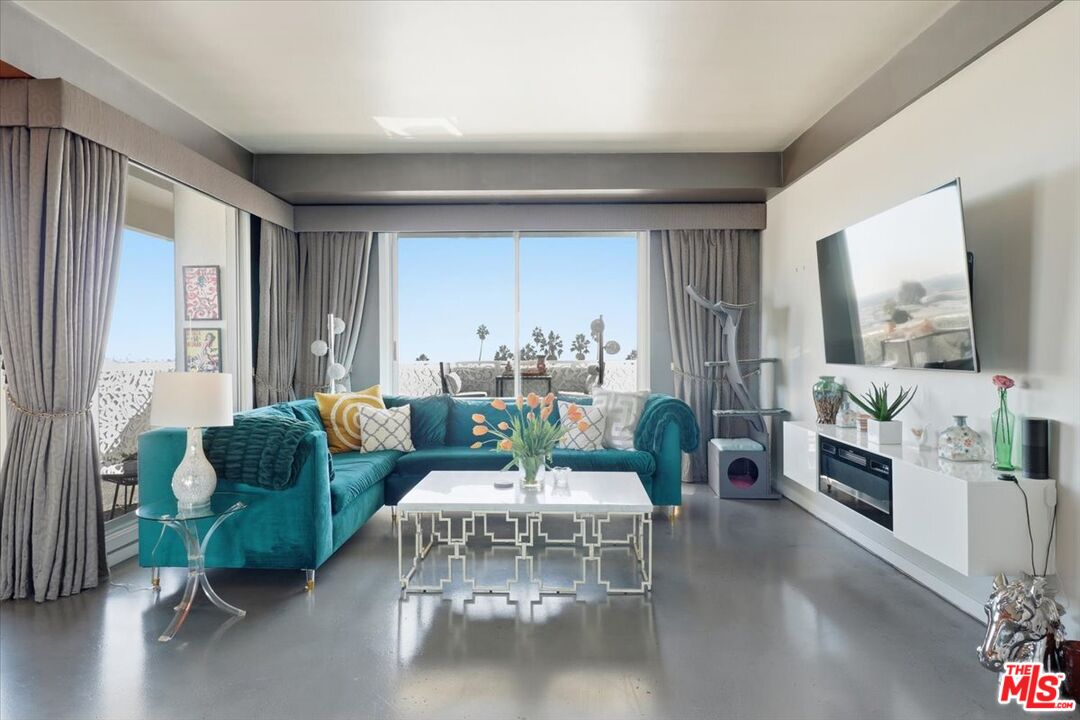 7250 Franklin Ave Unit: 517