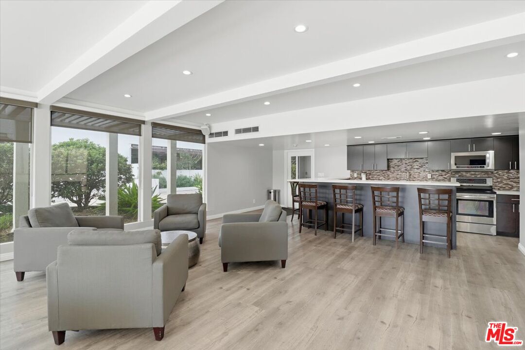 7250 Franklin Ave Unit: 517