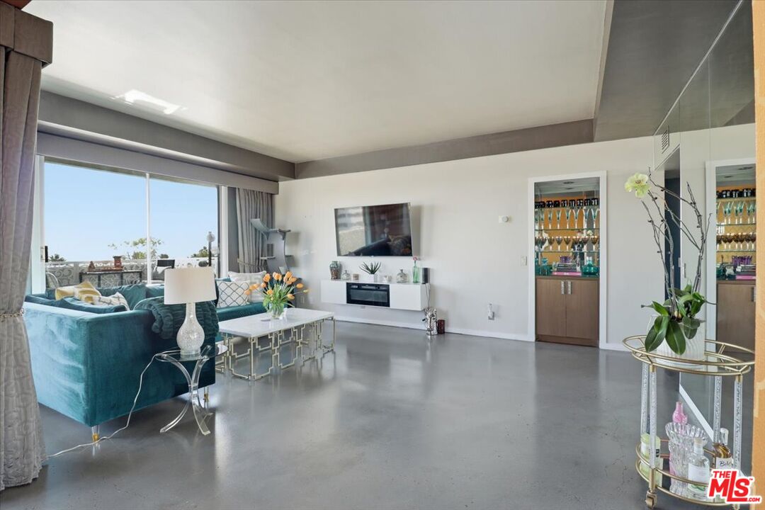 7250 Franklin Ave Unit: 517