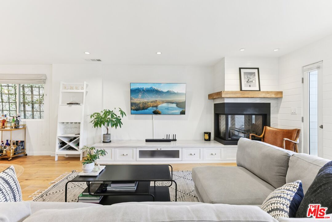 665 Washington Blvd Unit: 210