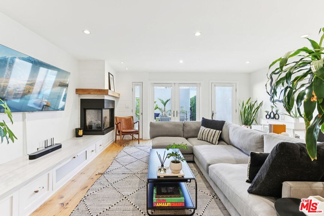 665 Washington Blvd Unit: 210