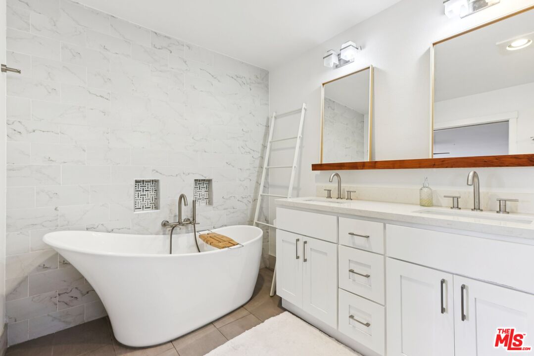 665 Washington Blvd Unit: 210