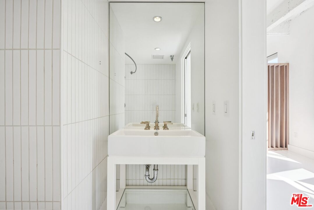 6253 Hollywood BLVD Unit: 1001