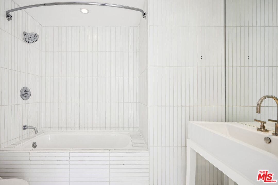 6253 Hollywood BLVD Unit: 1001