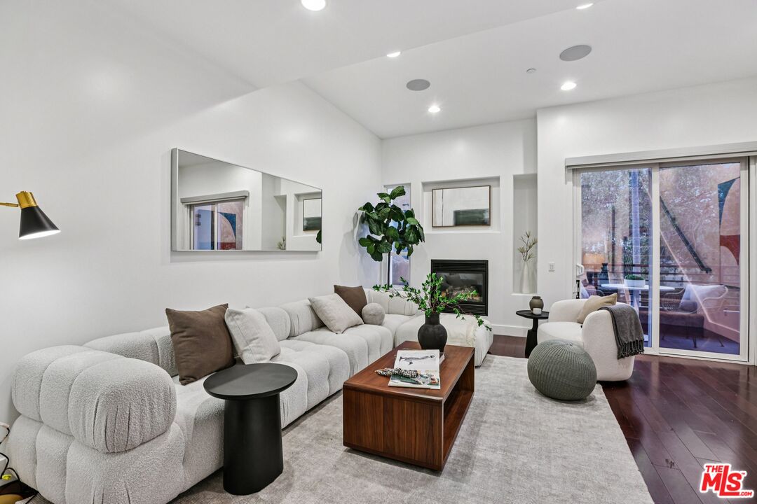 438 Arnaz Dr Unit: #103