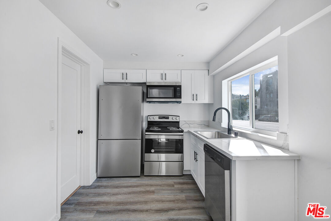 1610 S Beverly Glen Blvd Unit: 9