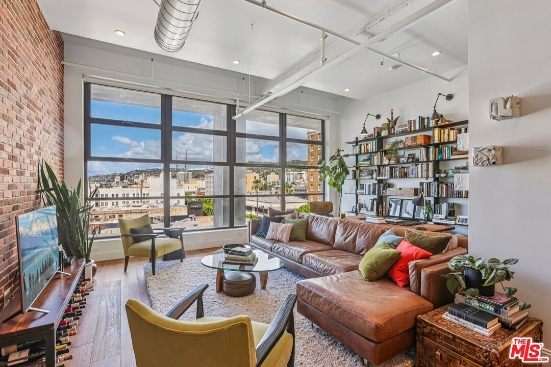 1645 N Vine St Unit: 611