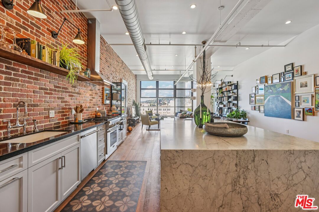 1645 N Vine St Unit: 611