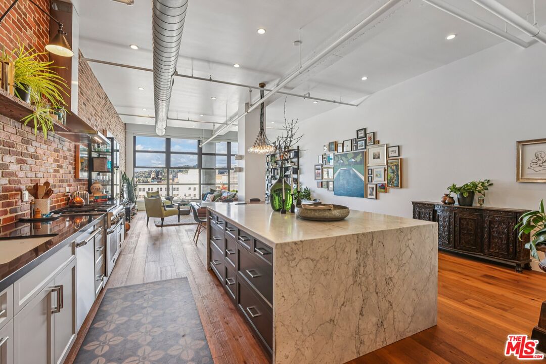 1645 N Vine St Unit: 611