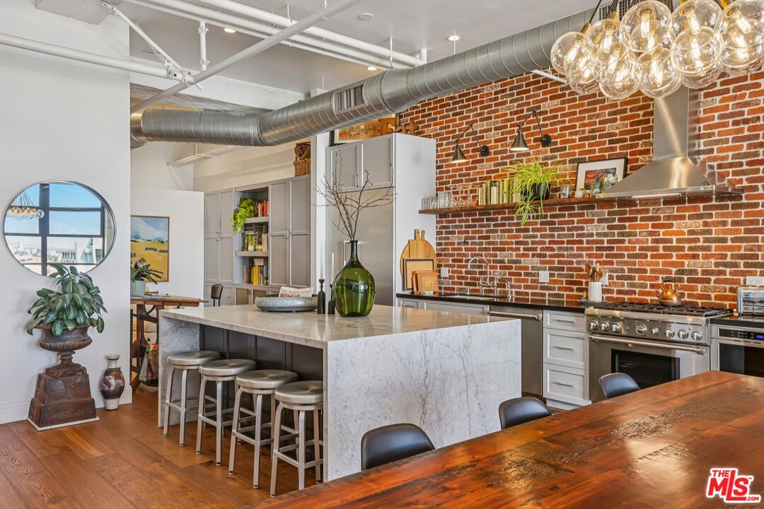 1645 N Vine St Unit: 611