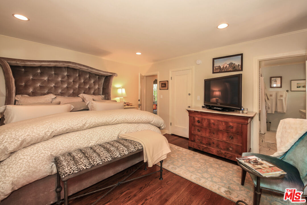 1367 N BEVERLY DR