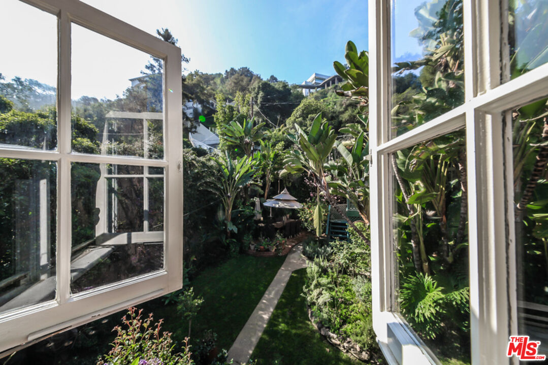 1367 N BEVERLY DR