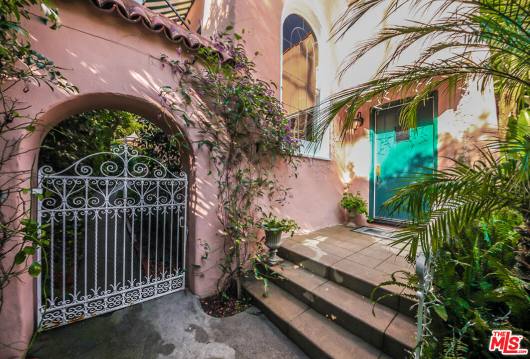 1367 N BEVERLY DR