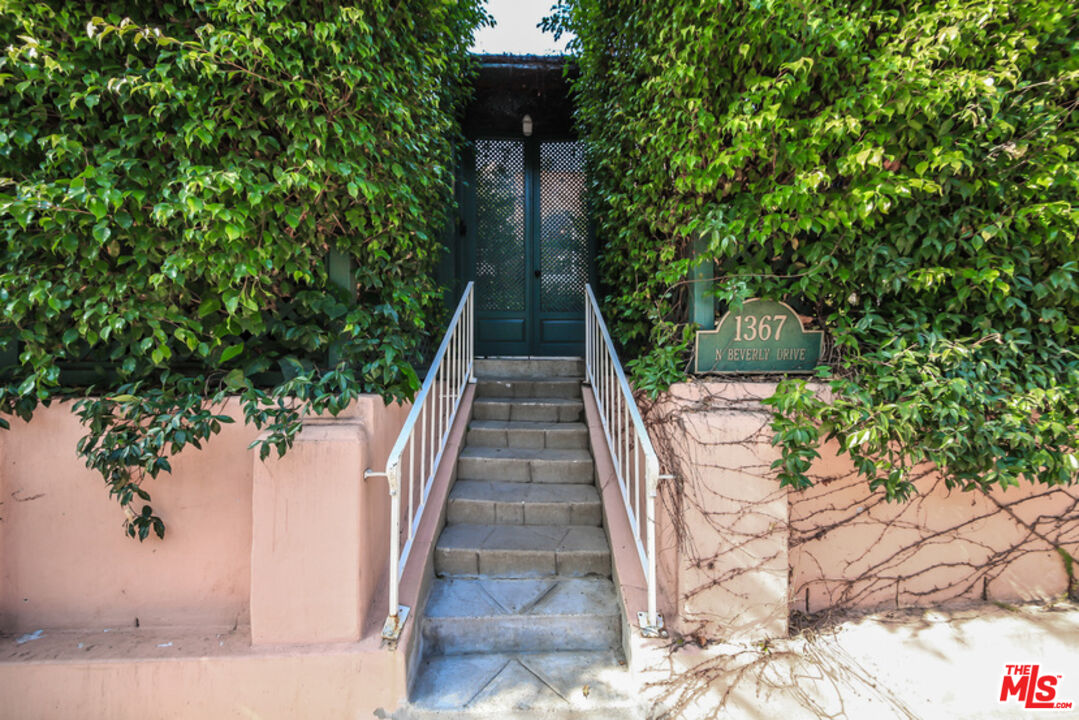1367 N BEVERLY DR