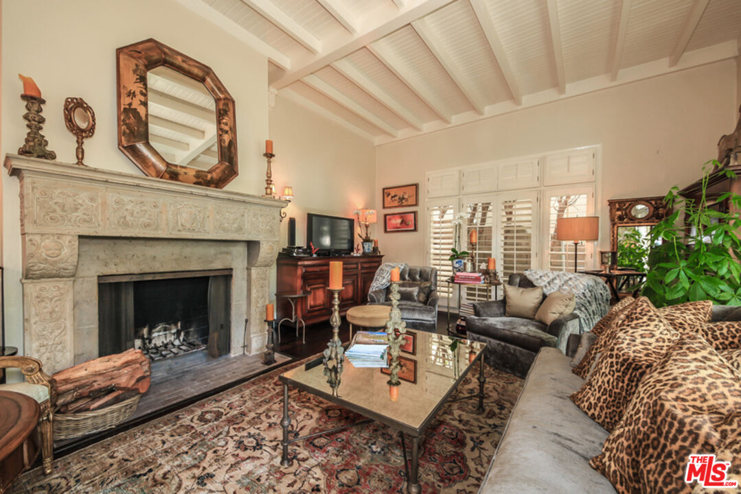 1367 N BEVERLY DR