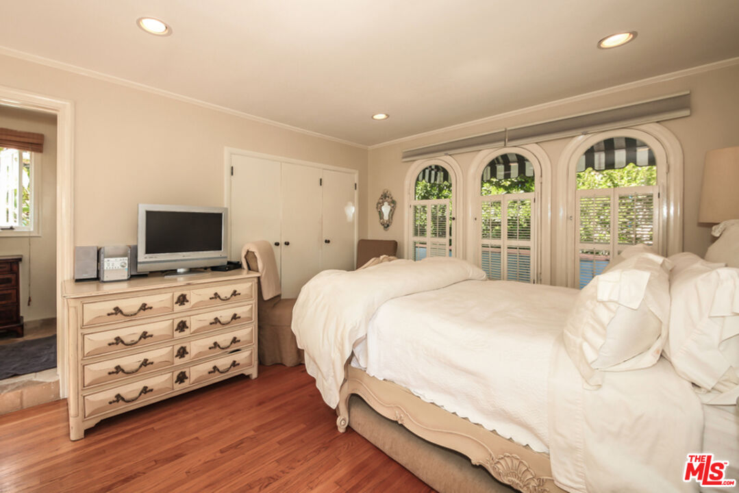 1367 N BEVERLY DR